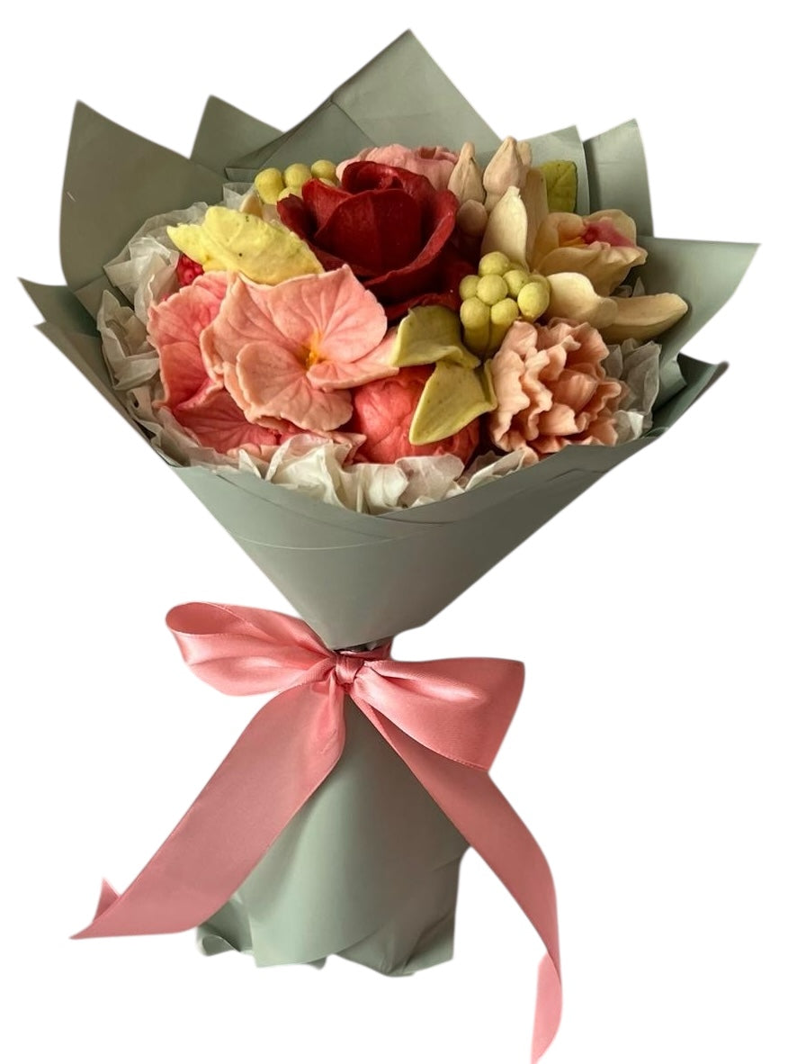Buchet comestibil din marshmallow – trandafir roșu, hortensii roz și flori pastel
